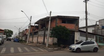 Casa com 3 dormitórios e salão com wc REF-1758